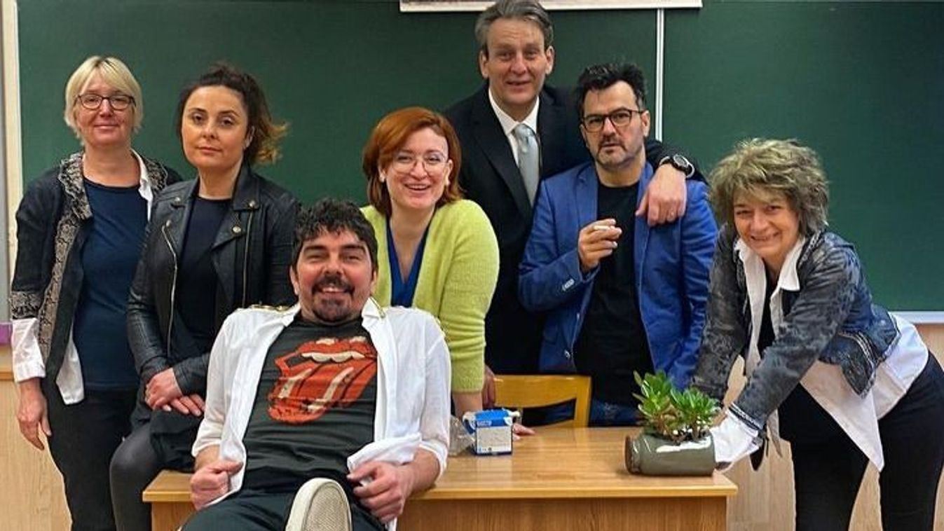 A WSSZ épülete zárva, Antigoné az iskolákat járja