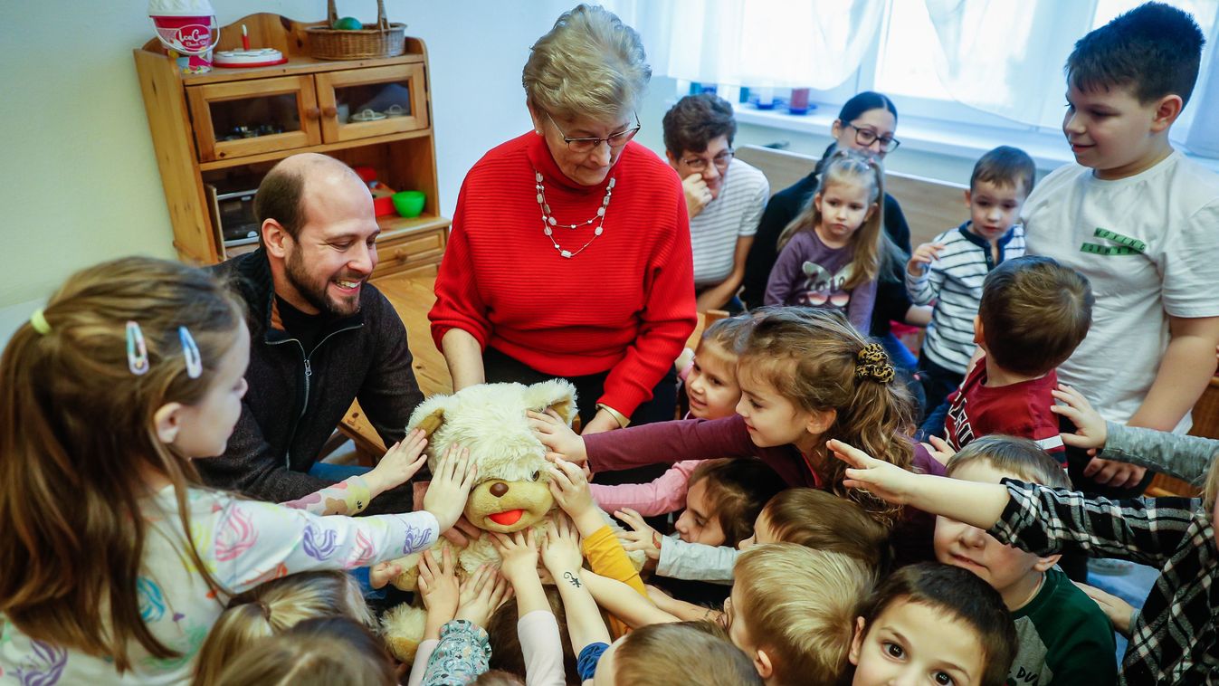 Mackót kaptak ajándékba az óvodások - fotók, videó