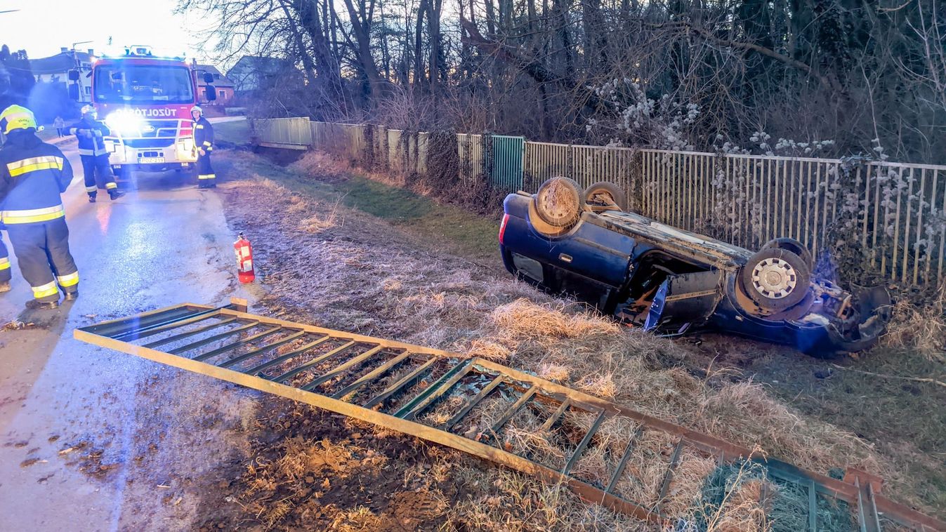 Ittas volt a sofőr, felborult egy autó Vépen - fotók