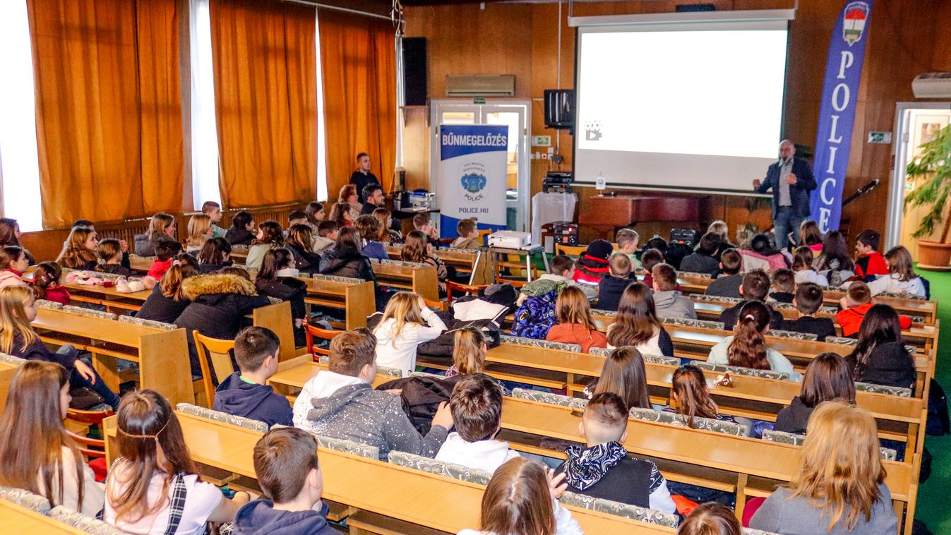Rendhagyó tanórán hívták fel az internetezés veszélyeire a diákok figyelmét Celldömölkön
