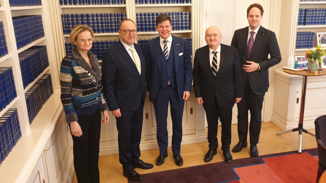 A svédországi tárgyalásról posztolt Hende Csaba - fotók