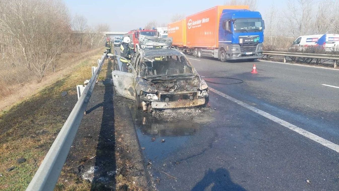 Az M1-es autópályán kigyulladt és kiégett egy kocsi - fotók