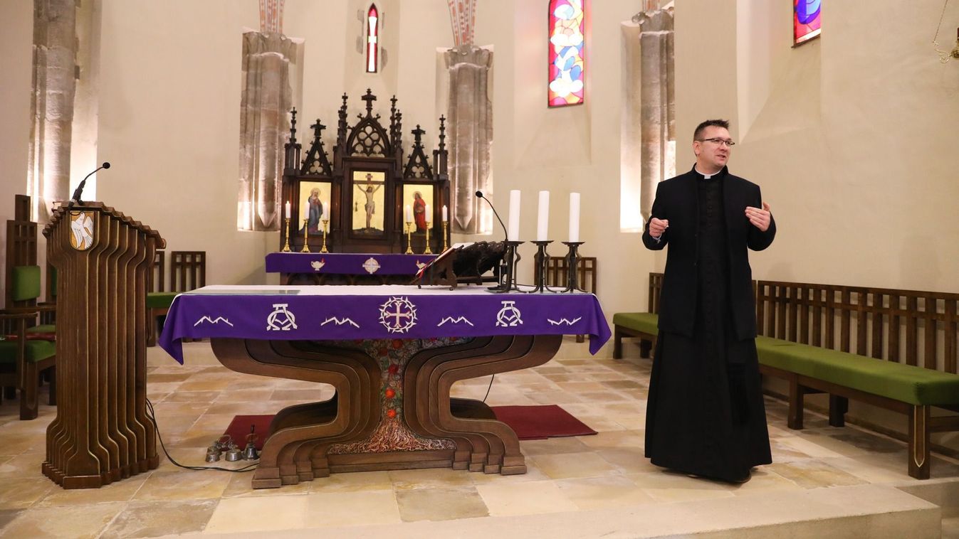 Negyvenhárom év után: újra eredeti helyén a díszes oltár a büki Szent Kelemen-templomban
