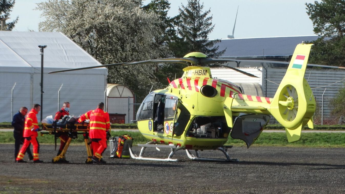 Életveszélyes állapotban mentőhelikopter vitte kórházba a sárvári háztűz sérültjét - fotók, videó