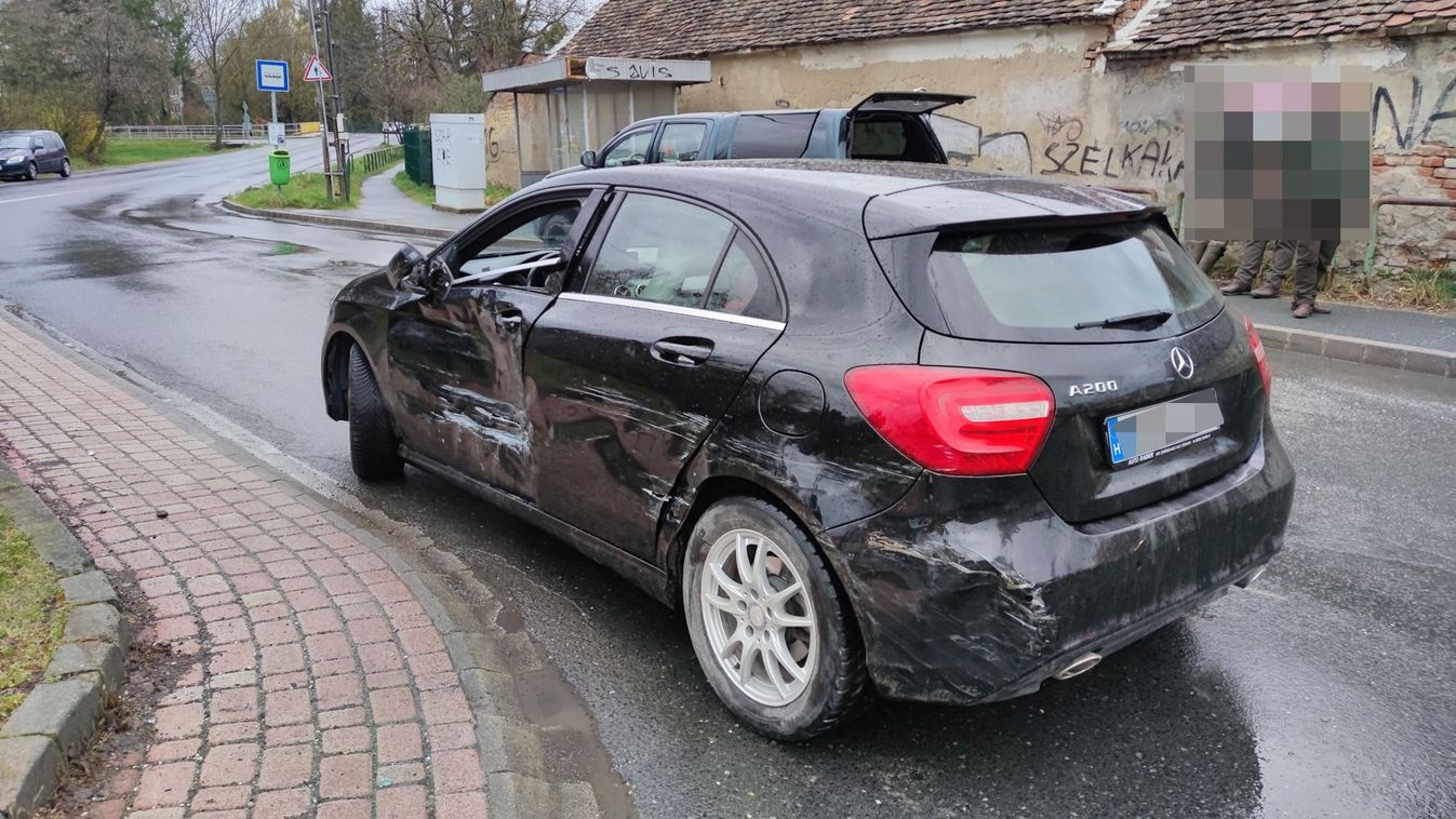 Nem fogott a fék? - Három autó tört össze Szombathelyen - helyszíni fotók