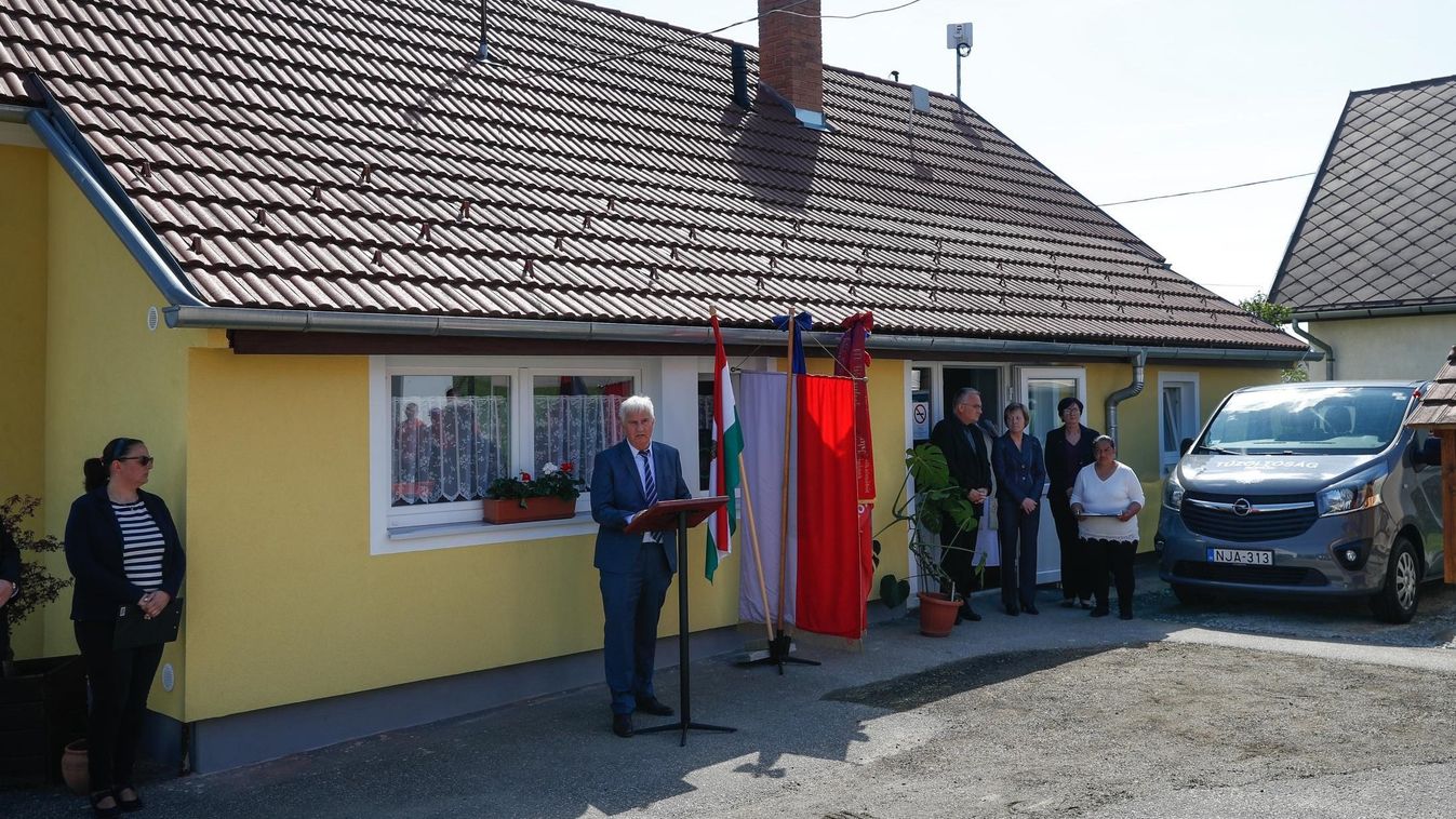 Ünnepnap Rönökön - átadták a felújított hivatalt, a tűzoltó szertárt és garázst, valamint a vadonatúj falubuszt