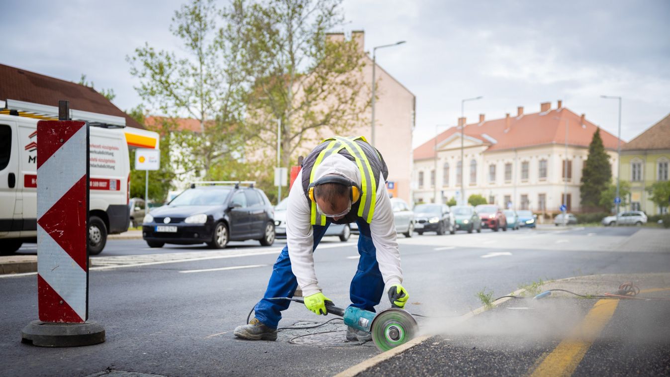 Kétszáz csatornafedél kerül az út szintjébe Szombathelyen