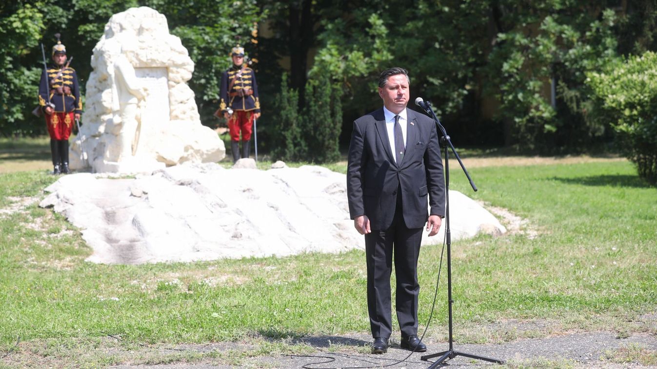 A huszárezred előtt tisztelegtek a volt laktanya épületében és udvarán Szombathelyen - fotók