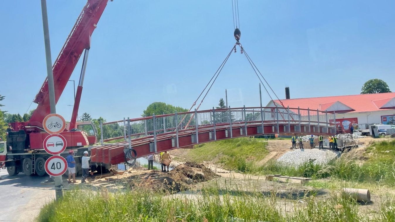 Helyére került Kőszegen az új gyalogos-kerékpáros híd készre szerelt tartószerkezete - fotó