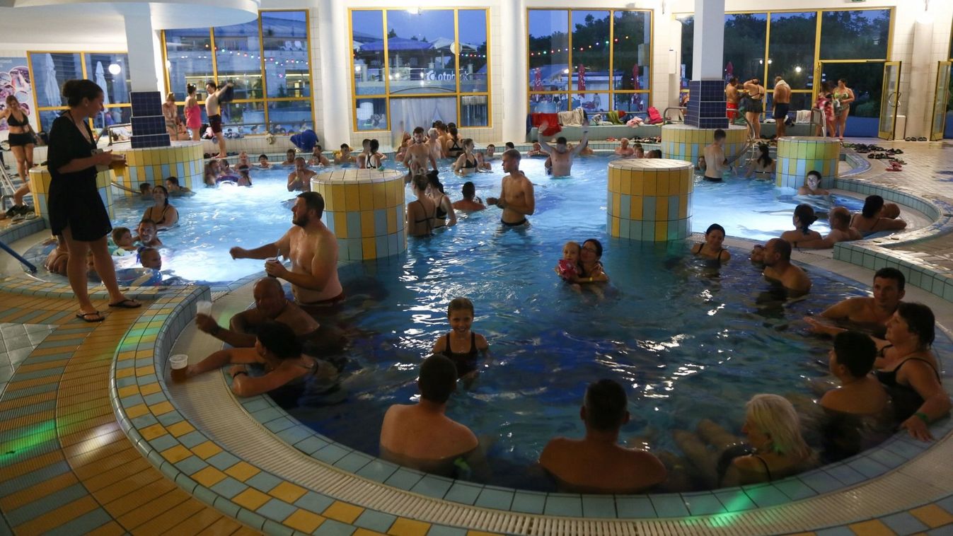 Hosszabb nyitva tartás, dj és tűzijáték – A vasi fürdőkben is várták az éjszakai csobbanás szerelmeseit - új fotókkal, videóval frissítve!