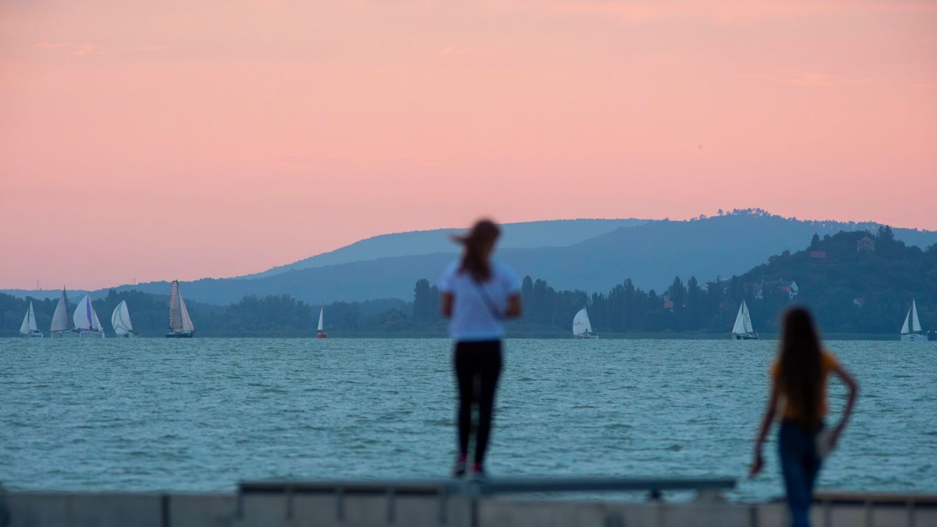 Csaknem telt ház lesz a Balaton-átúszáson, Novák Katalin is teljesíti