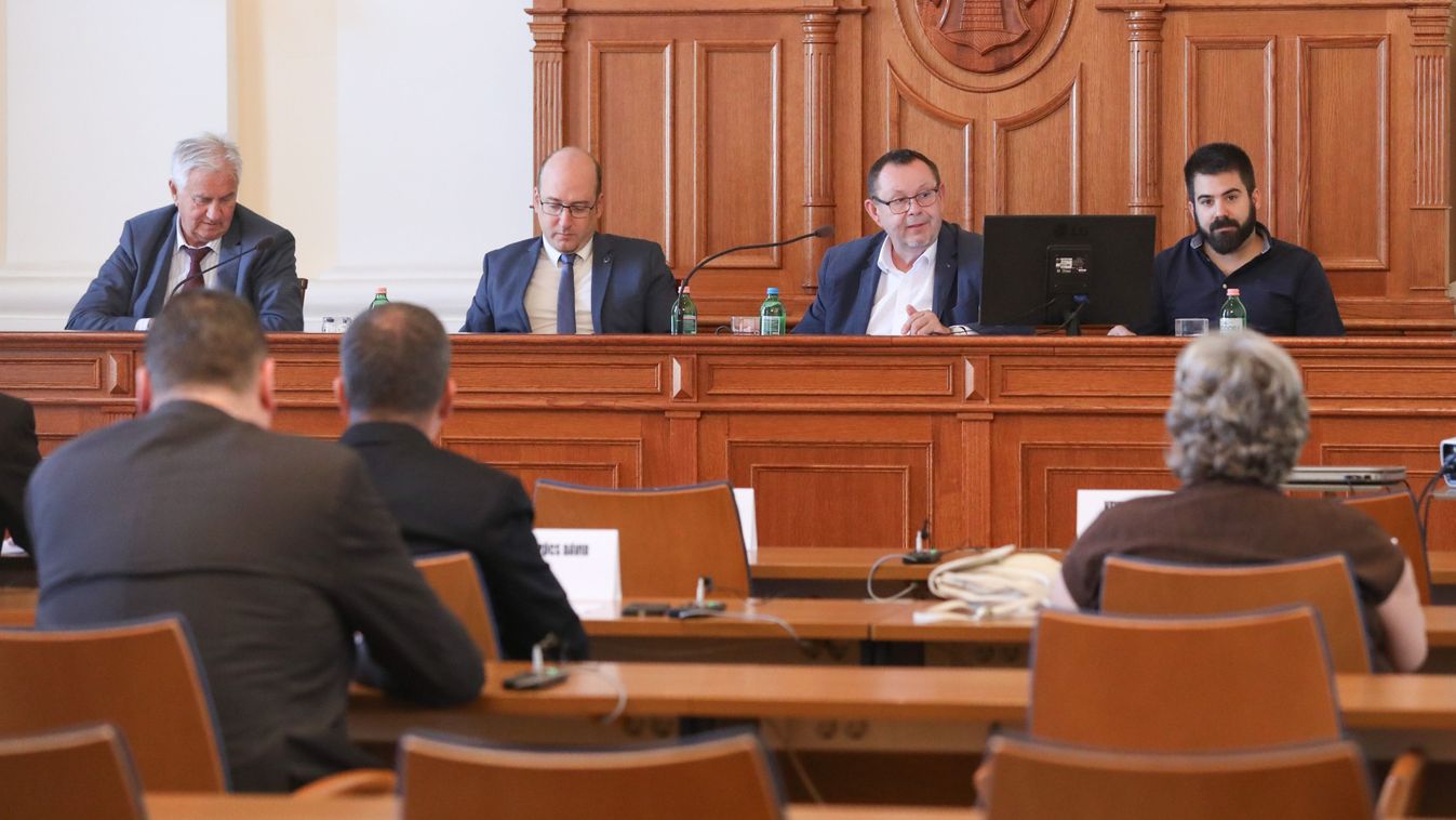 Beszámolóktól a kitüntetettekig - összeült a vármegyei közgyűlés