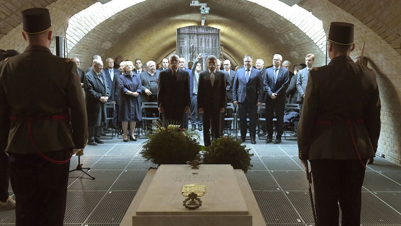 Az '56-os Kossuth téri sortűz áldozataira emlékeztek