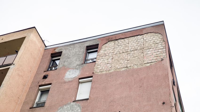 VAOL – A járdára zuhant a vakolat a negyedik emeletről Szombathelyen – fotók