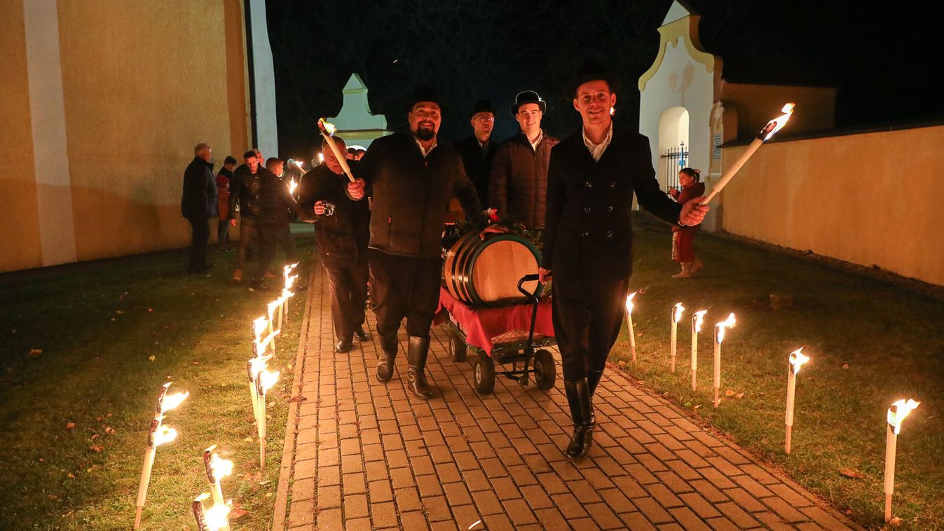 Vas-hegyen innen és túl az újbor ünnepén - Vaskeresztesen megcsapolták a hordót - fotók
