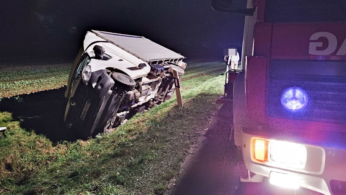 Balesetet okozott, néhány órával később árokba hajtott egy kisteherautó Vas vármegyében - fotók