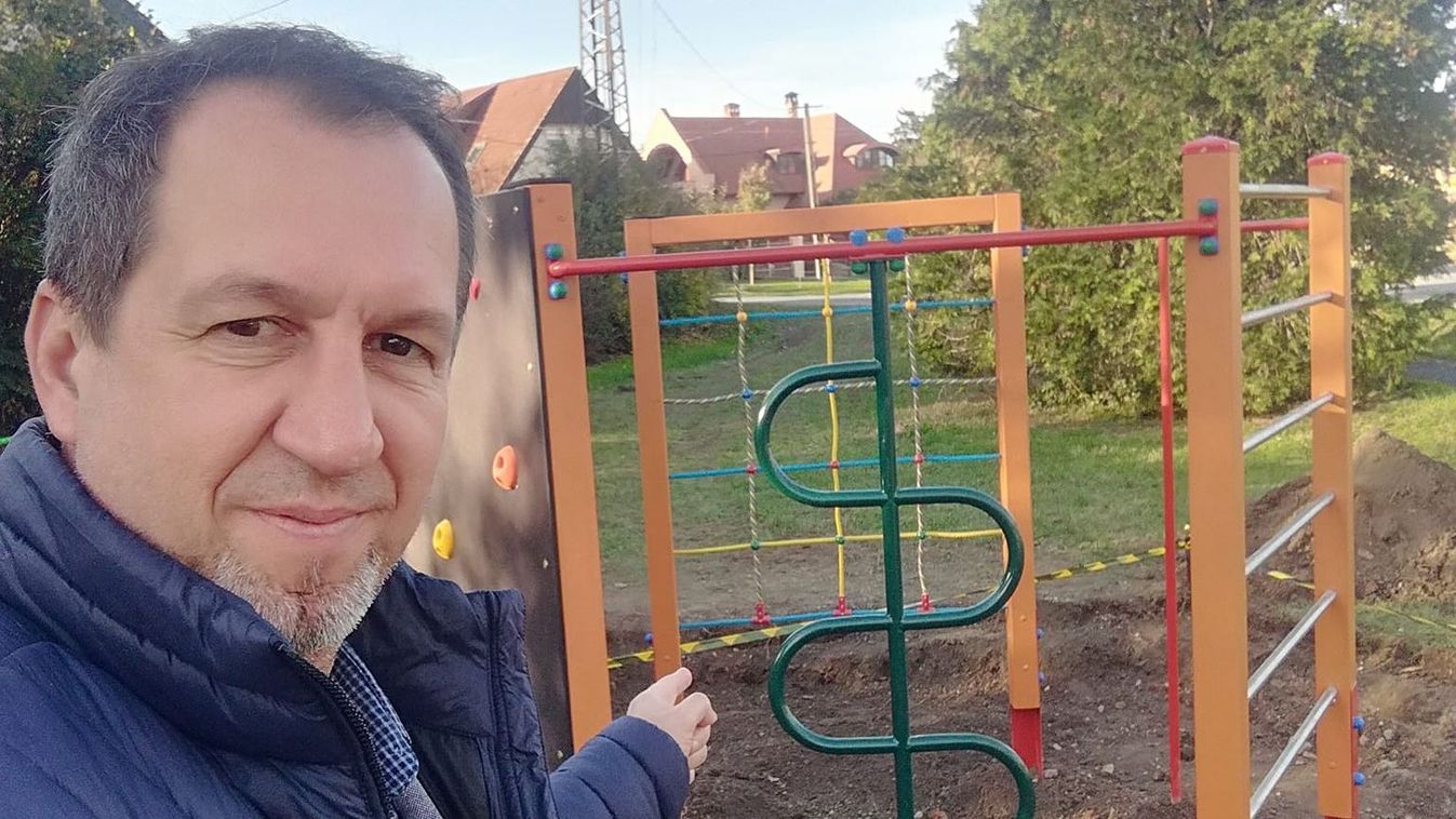 Helyükre kerültek az új játékelemek a Tulipán utcai játszótéren - fotók