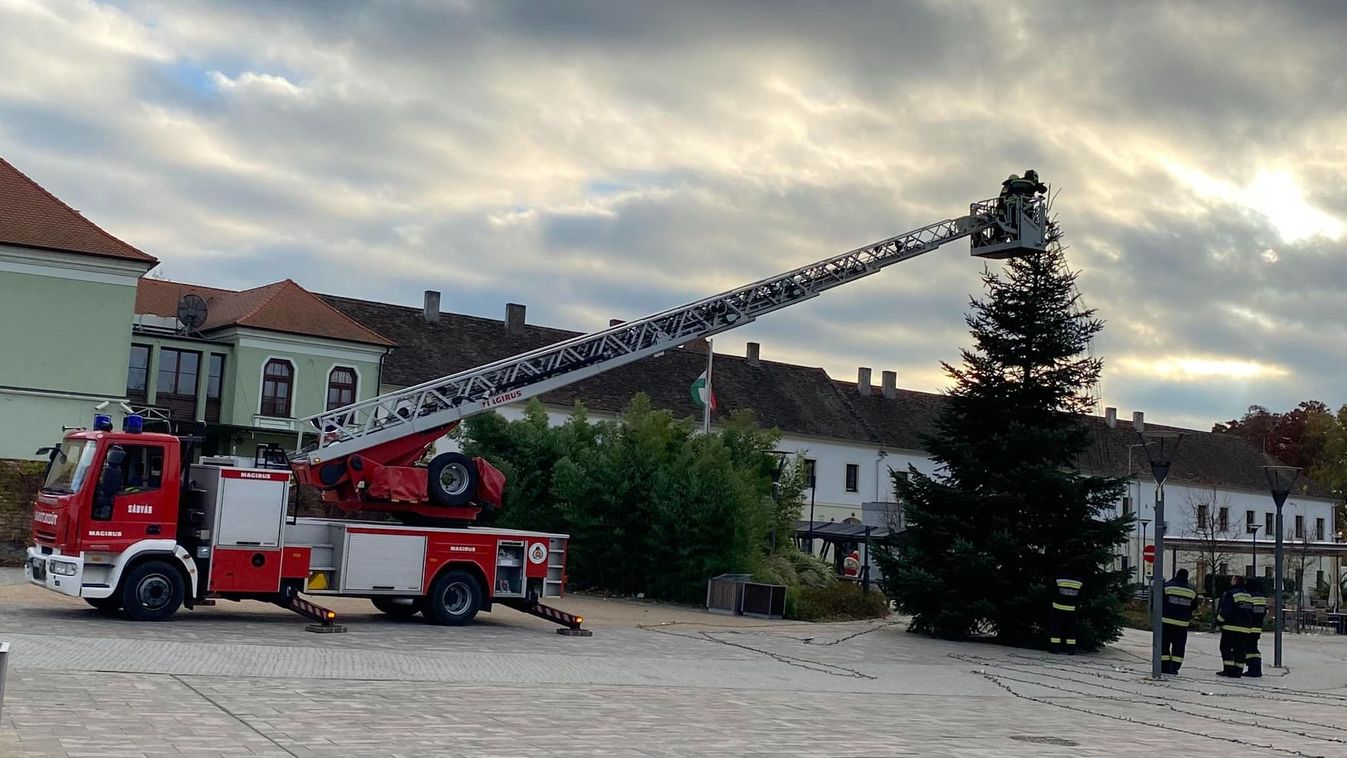 Felkerültek a fényfüzérek is Sárvár karácsonyfájára