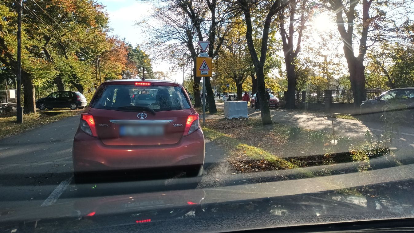 Süt a nap, rendőrök, polgárőrök irányítják a forgalmat a Jáki úti temetőnél