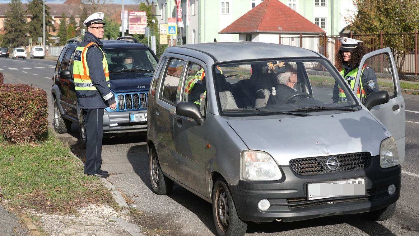Autós eszközöket osztottak a rendőrök a közlekedés résztvevőinek Szombathelyen - fotók