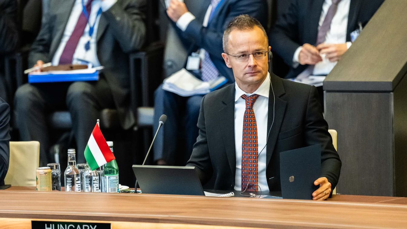 Szijjártó Péter: a NATO-tagoknak újra kellene gondolniuk sikertelennek bizonyult Ukrajna-stratégiájukat (videó)