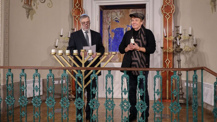 VAOL – Fontos, hogy fényt vigyünk a világba – Kőszegen a zsinagógában lobbant fel a hanuka ünnepi lángja