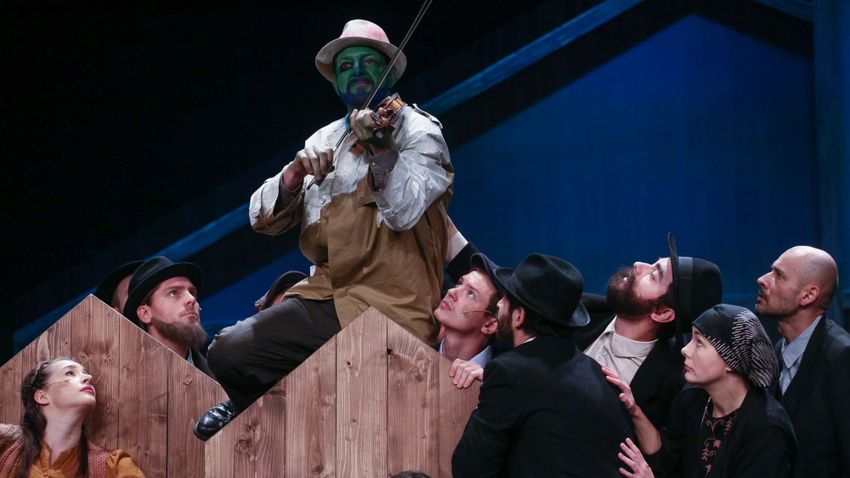 VAOL – A szombathelyi színház diadalmas társulata a főszereplő – Chagall zöld hegedűse játszik a háztetőn