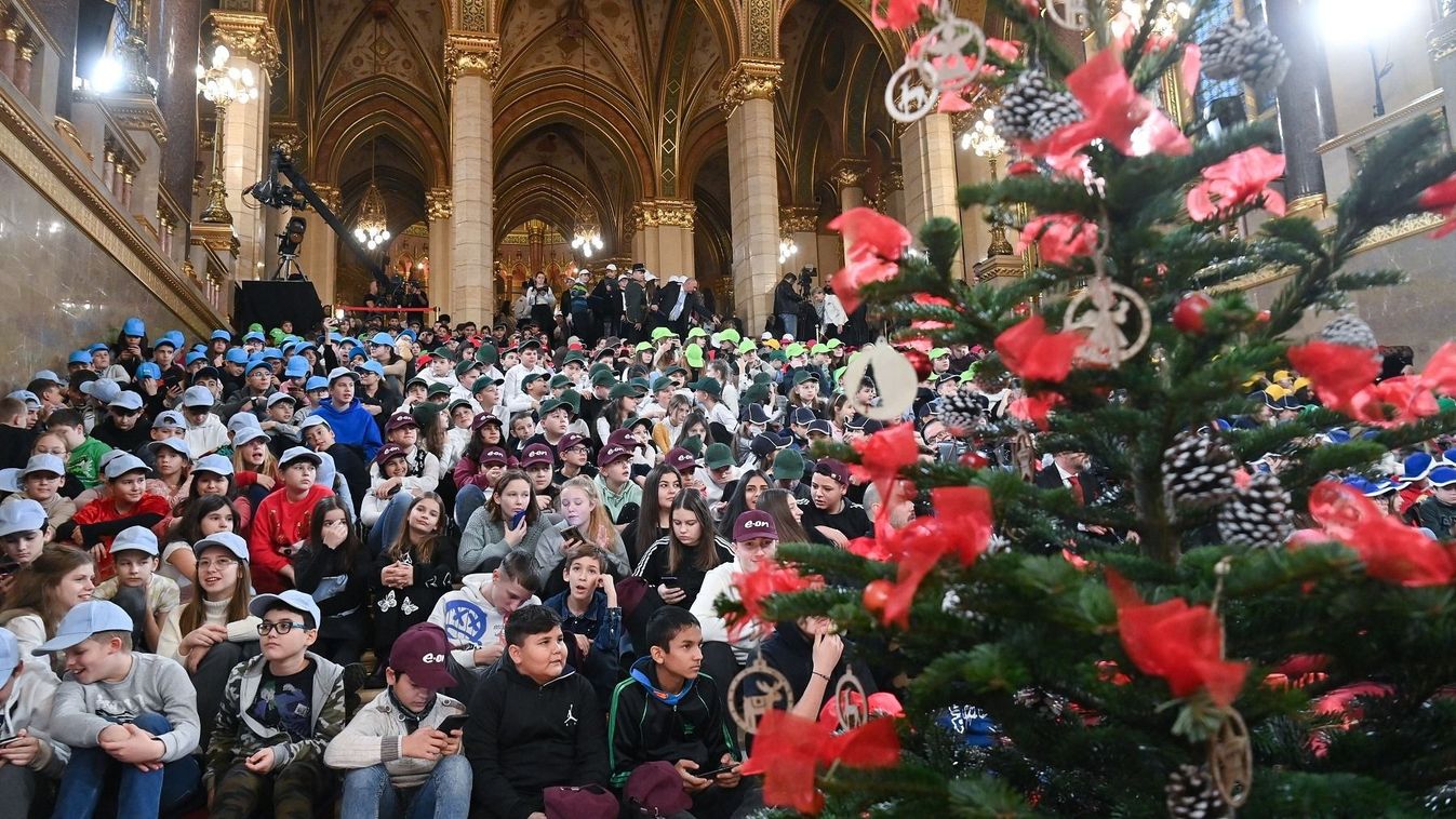 Nyolcszáz hátrányos helyzetű gyereket láttak vendégül a Parlamentben