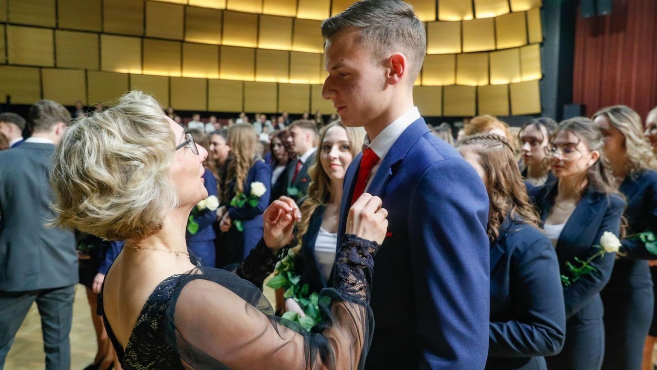 Szalagavató a Kanizsaiban: "Újabb 131 diákot sikerült a sikeres jövő felé terelgetni"