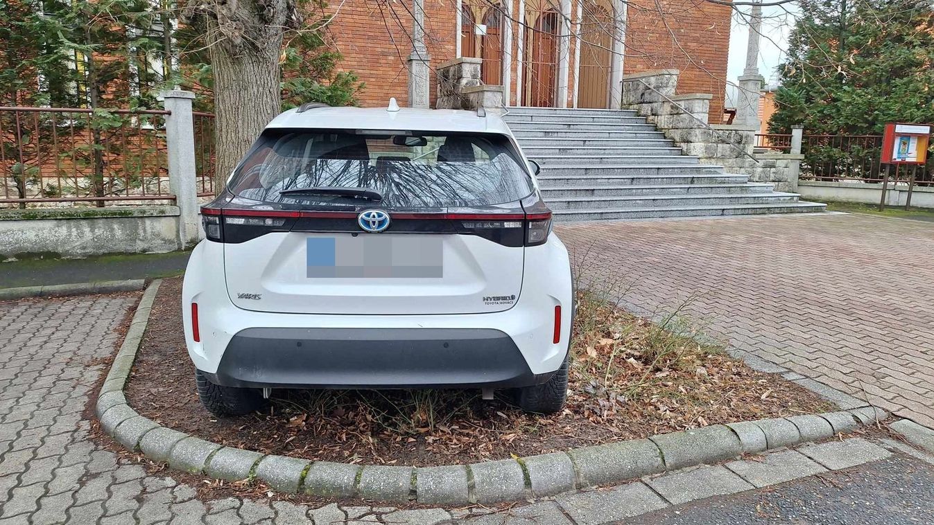 Egy újabb pofátlan parkolás Szombathelyről: alvó cserjékre állt rá egy sofőr - olvasói fotó