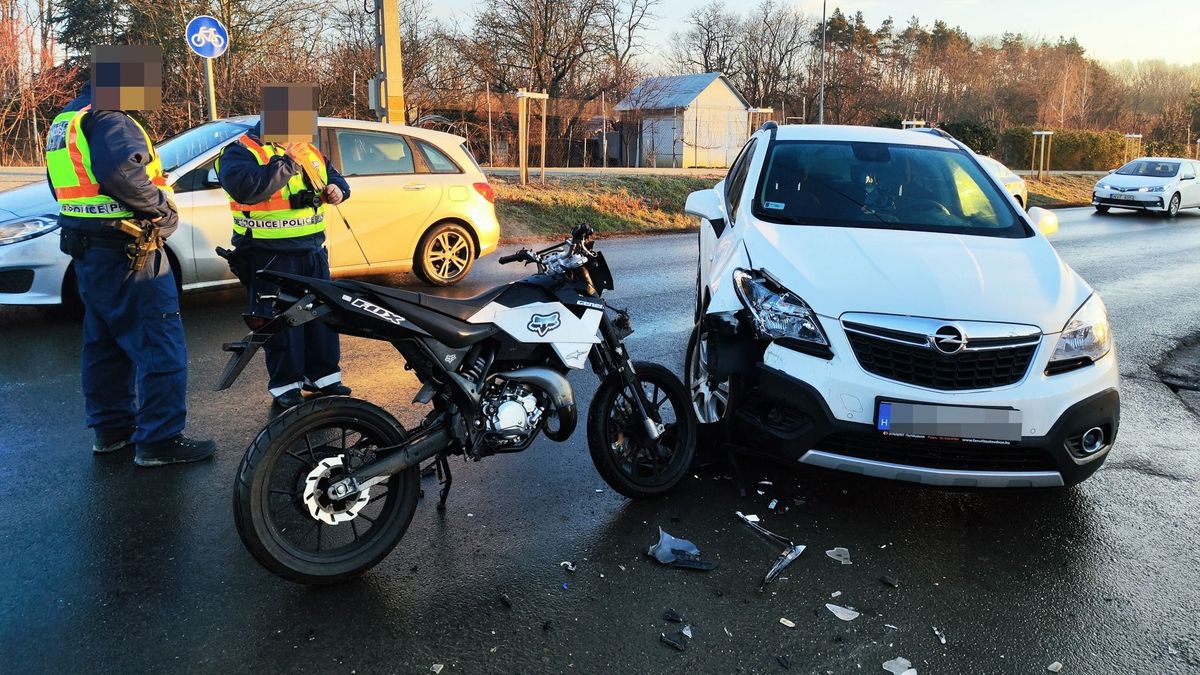 Baleset: Motor elé kanyarodott egy autó Szombathely határában