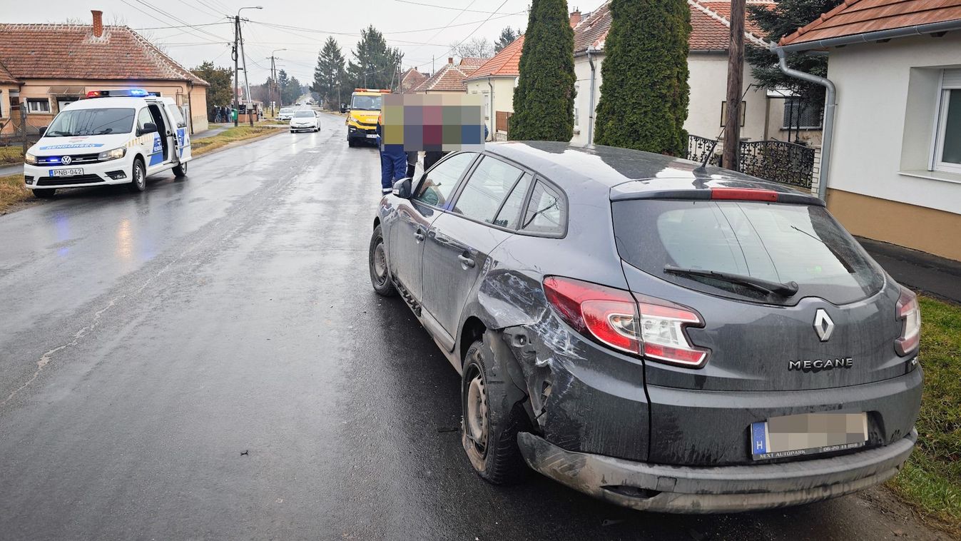 Parkoló autónak hajtott egy kisteherautó Toronyban - fotók