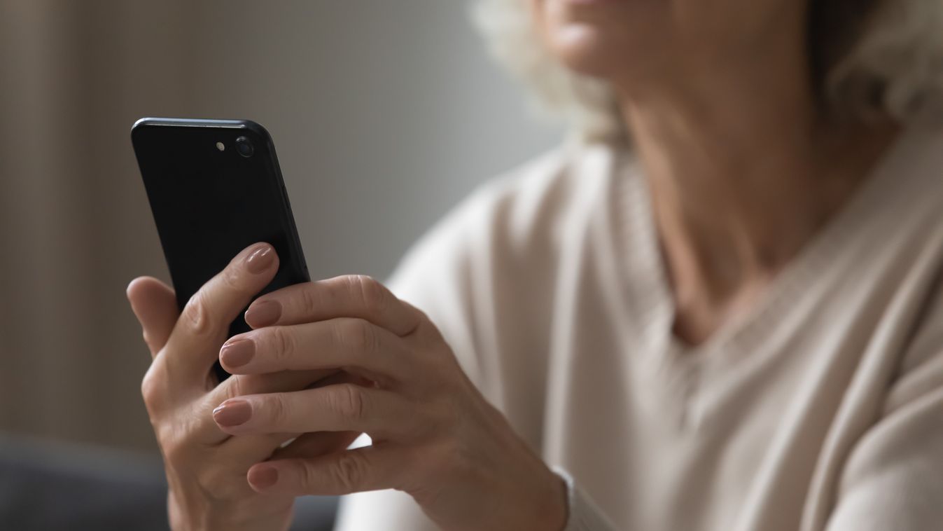 1 év alatt 2000 telefonhívás: neves ügyvédet zaklatott és zsarolt egy nő