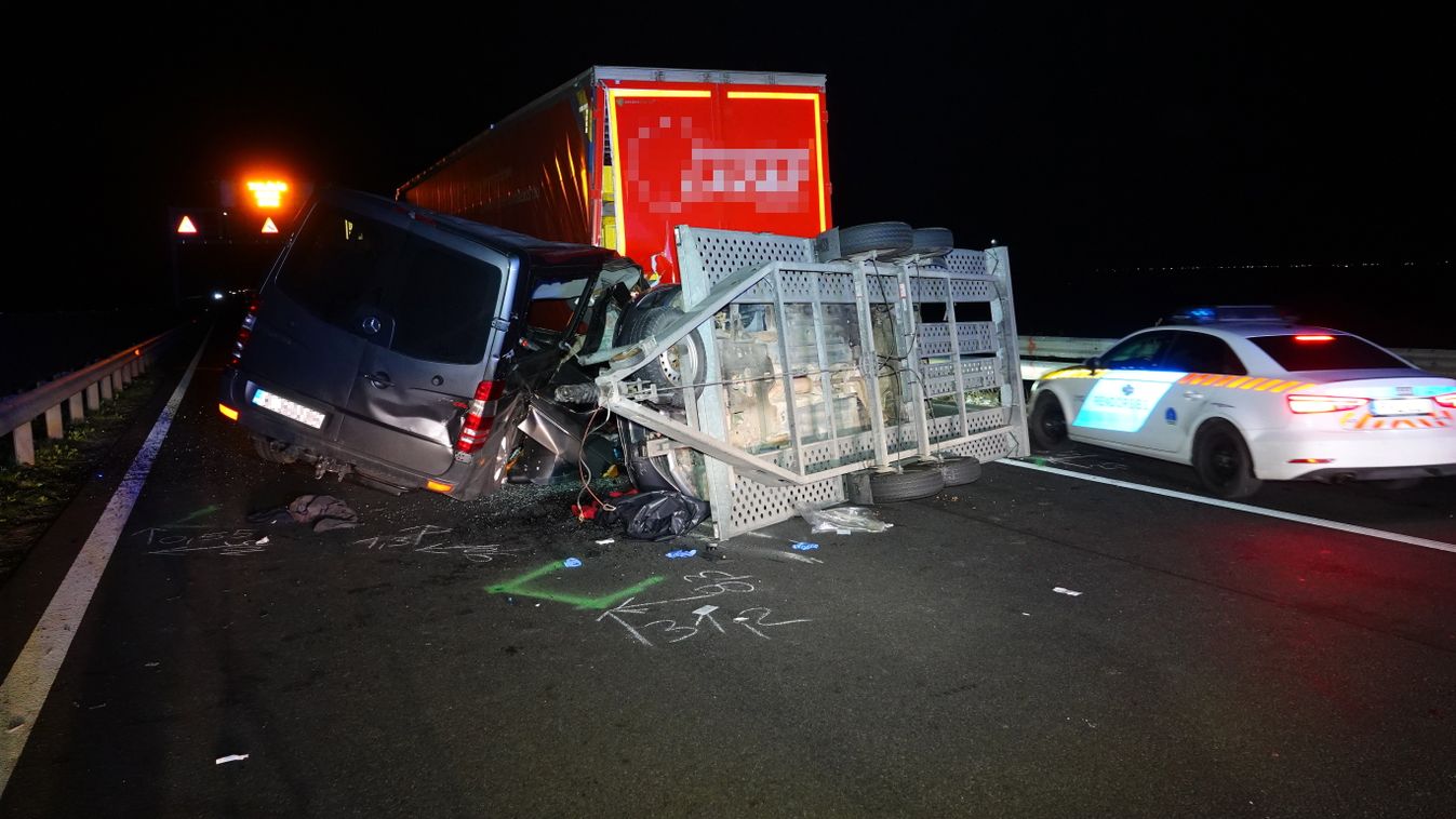 Képeken a horrorbaleset: letarolta a kisbuszt a kamion