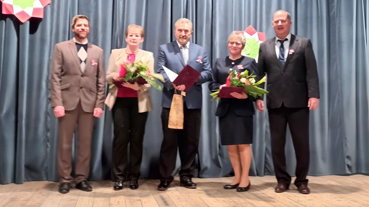Az idei Jánosháza Városért díj nyertesei a polgármesterrel és a jegyzővel