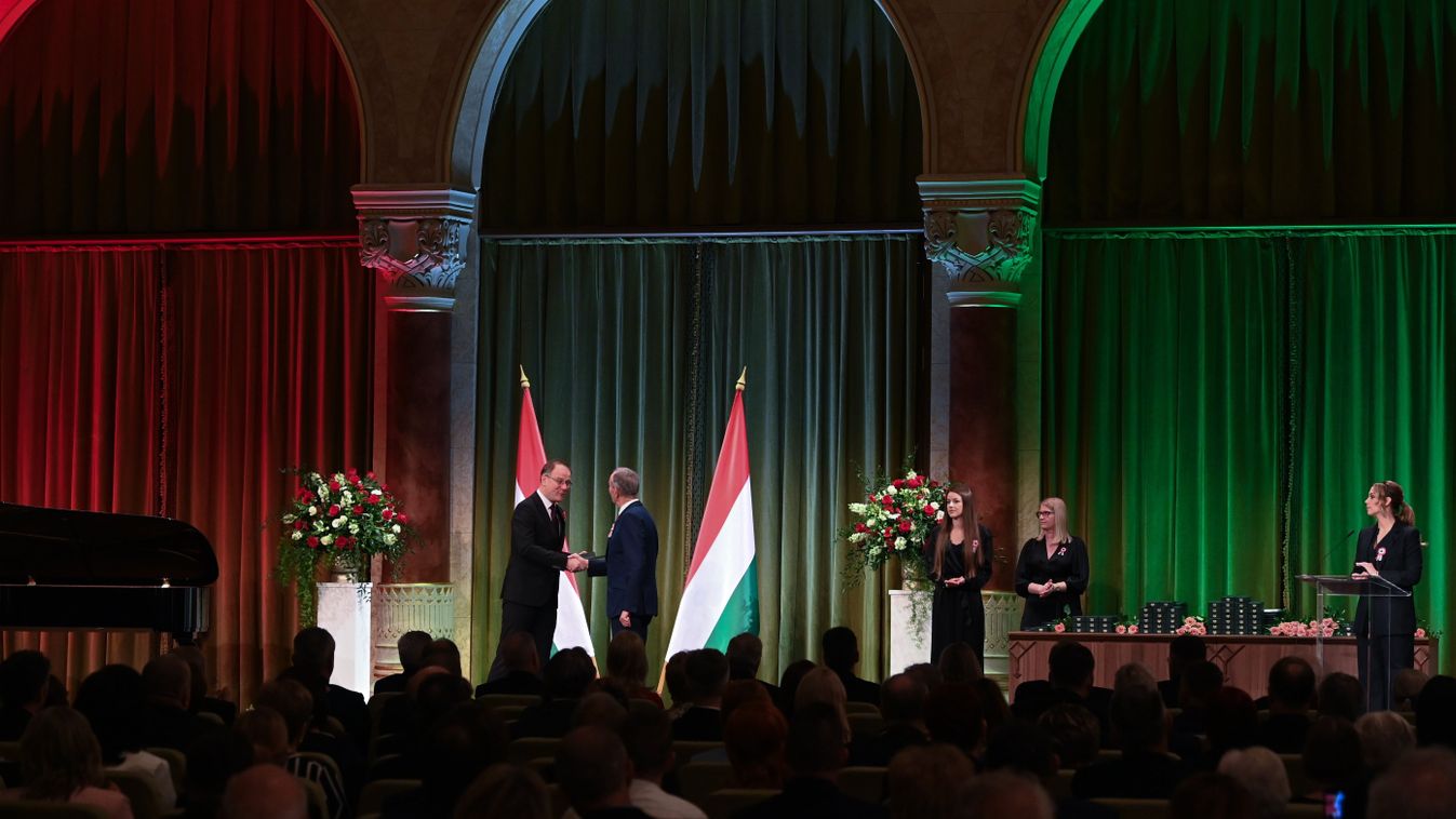 Navracsics Tibor: nemzeti ünnepünk az újjászülető Magyarország jelképe