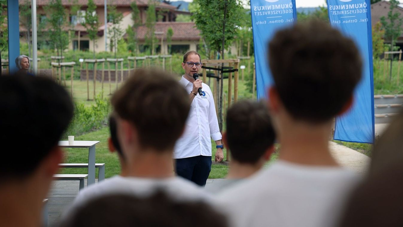 Óriás élőképpel buzdított összefogásra a rászoruló gyerekekért 200 diák