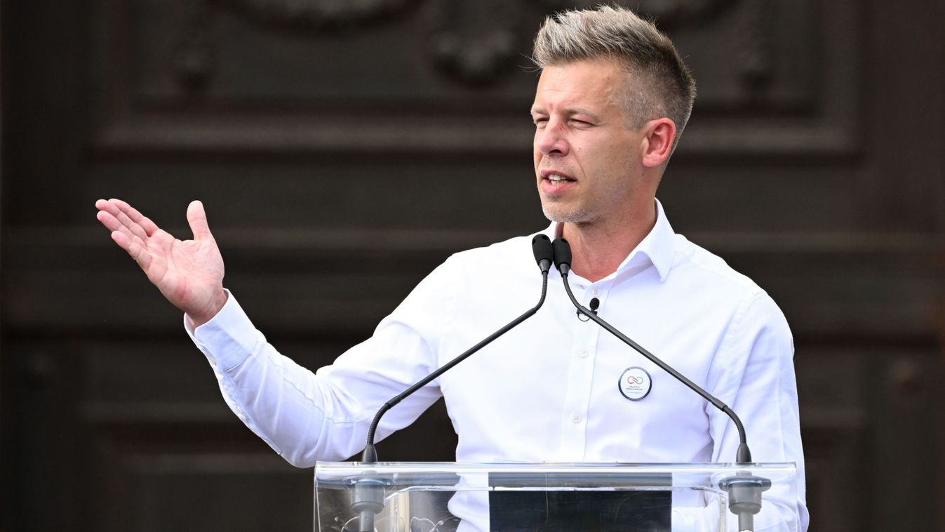 A közmédiánál akar tüntetni Magyar Péter