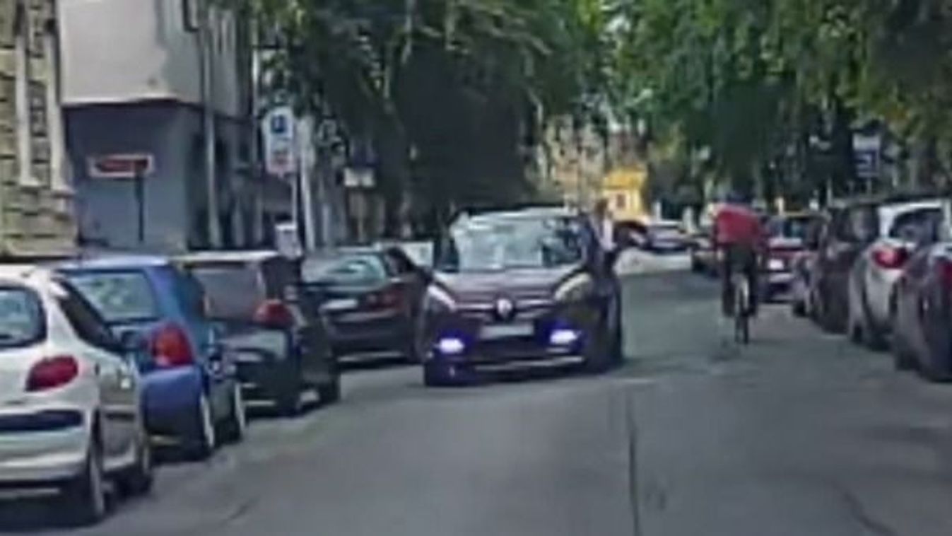Ezt benézte: Forgalommal szemben hajtott be egy autó az egyirányú utcába Szombathelyen - videó