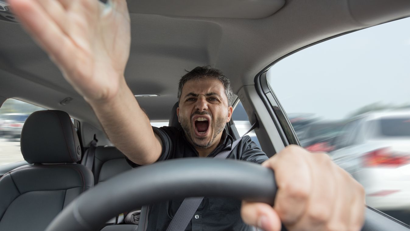Ez nagyon durva: motorháztetőn hurcolta egyik pesti autós a másikat (videó)