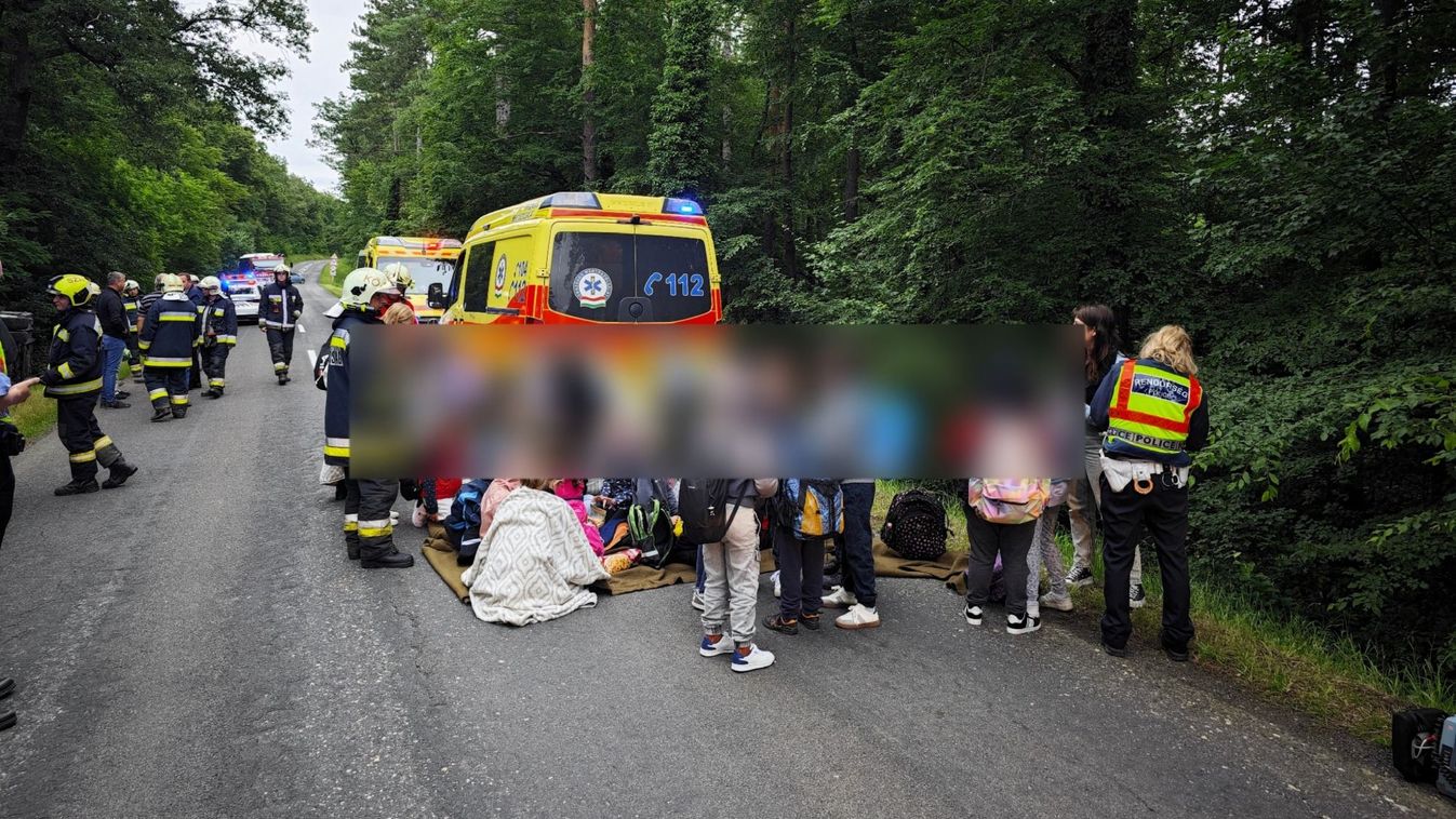 Harminc gyerek utazott a Kőszegnél felborult buszon, többen kórházba kerültek - helyszíni fotók, frissítve
