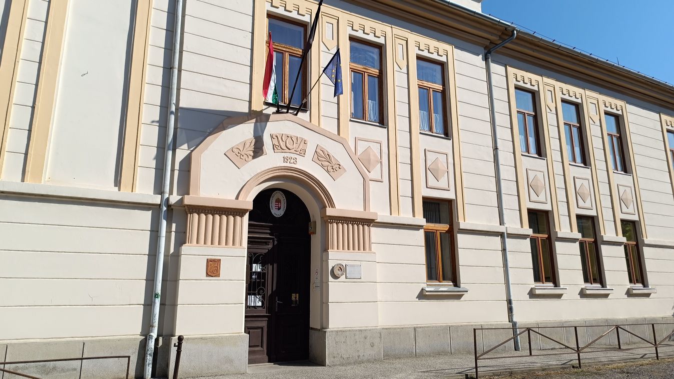 A sárváriakat megrázta Donát tragédiája, a Gárdonyi-iskolán már kint a fekete zászló