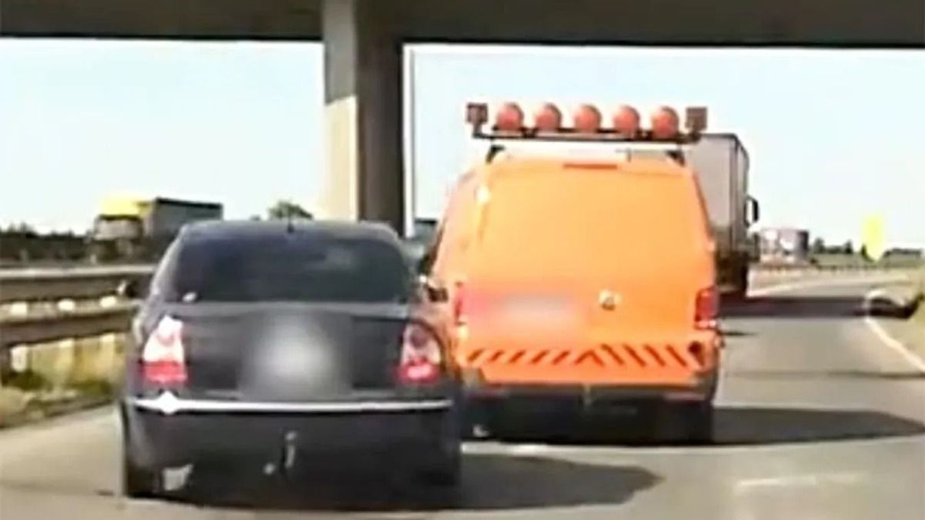 Elképesztő! A rendőrök után egy közútkezelő furgon sofőrje is büntetőfékezett az autópályán (videó)