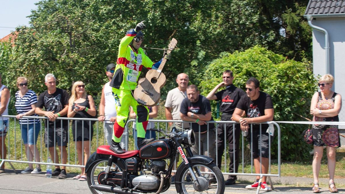 Motoron gitározás a Vármeetingen