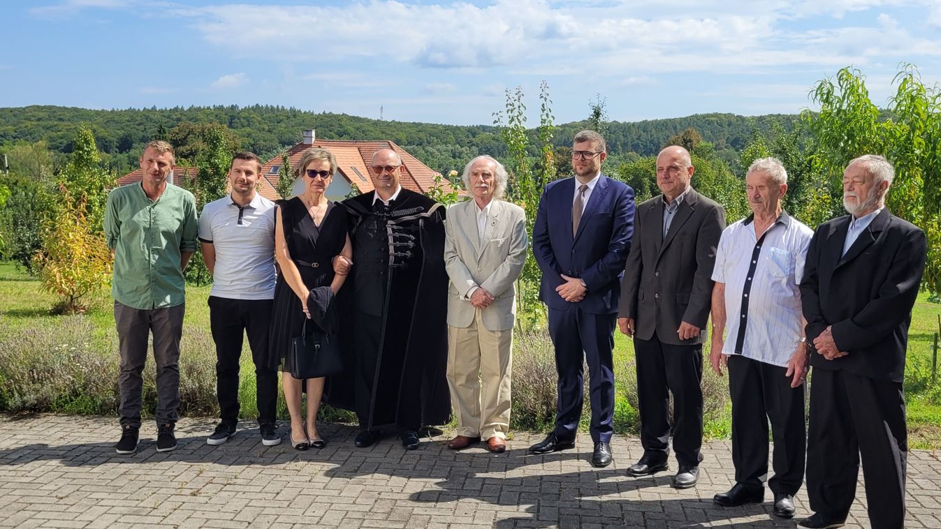 Kercaszomori főhajtás: erőt meríteni a bátrak tetteiből