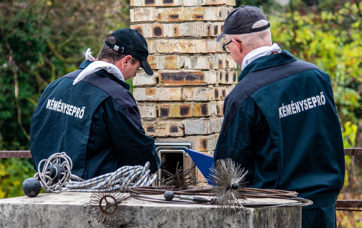 Már a kéményseprést is a katasztrófavédelem munkatársai végzik 