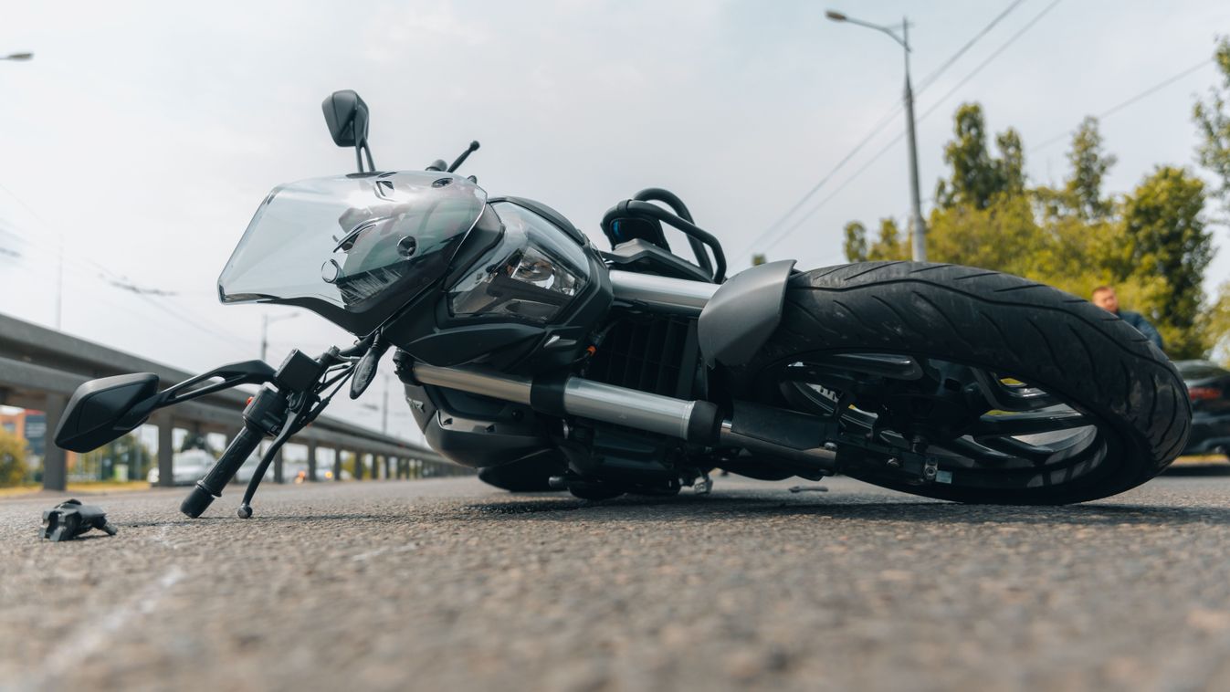 Tragédia a közúton! 60 éves motoros ütközött egy ház kerítésének Burgenlandban