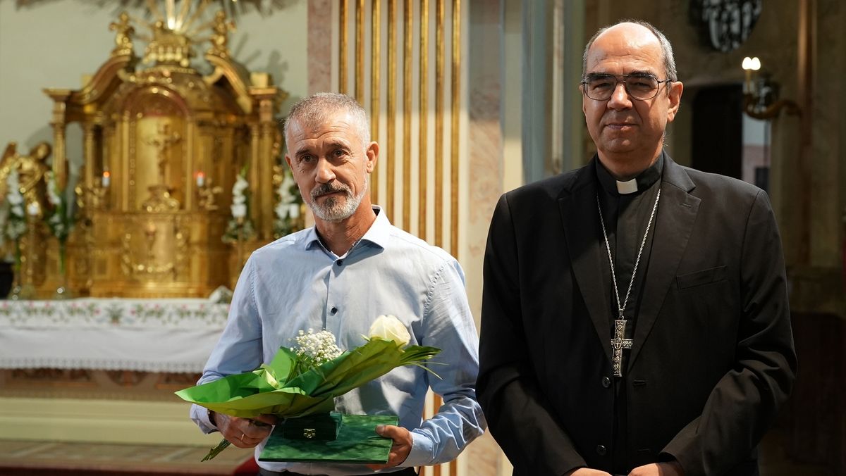 Dr. Székely János megyéspüspök átadta a Szent Gellért-díj Ezüst fokozatát Földes Tihamérnak a tanévnyitó szentmisén