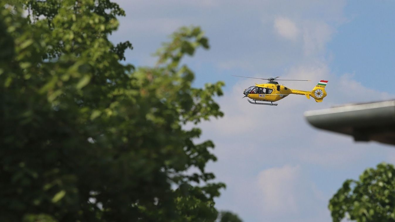 Egy ember meghalt a 84-esen történt balesetben, mentőhelikopter is érkezett a helyszínre
