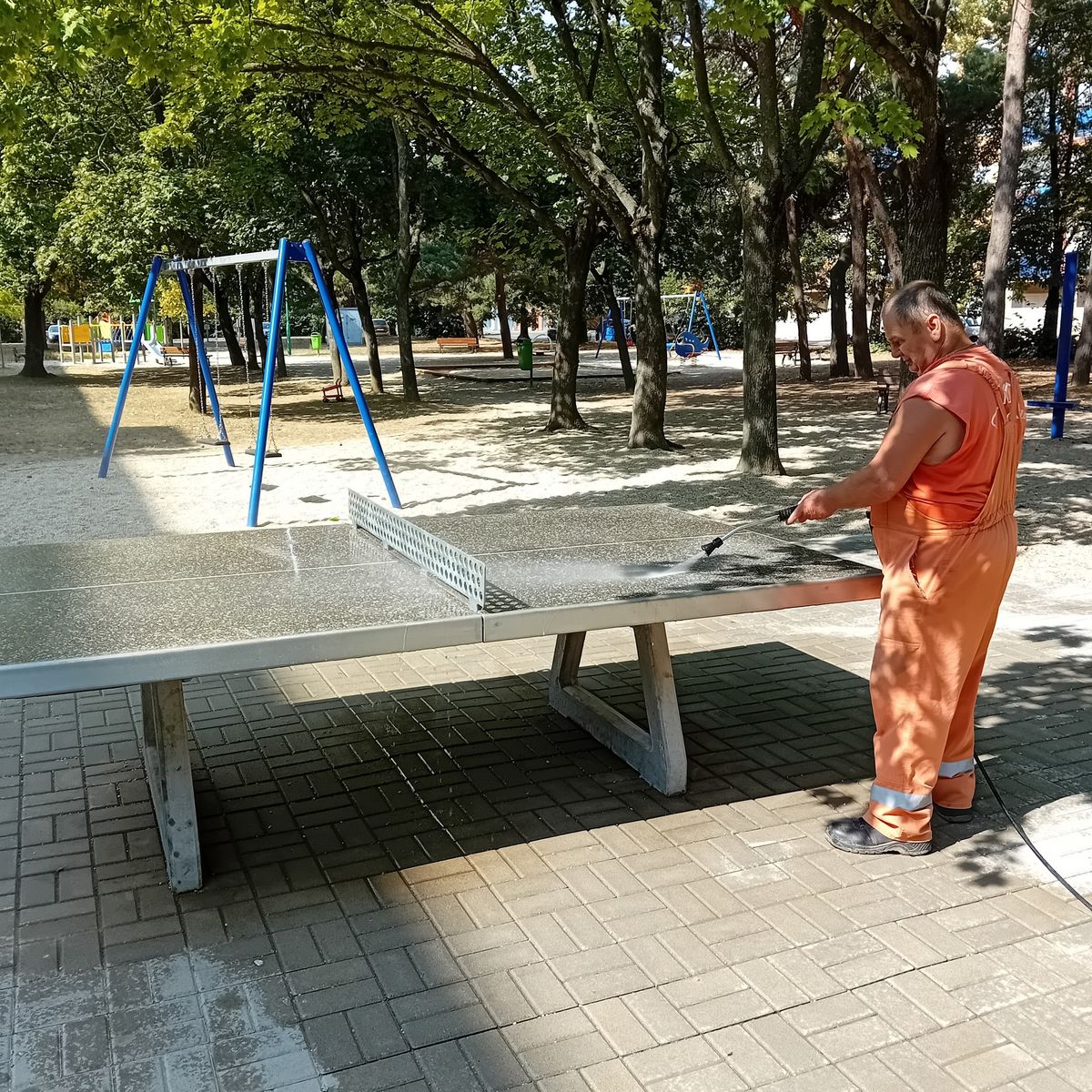 A pingpongasztal is kapott egy kis étolajat